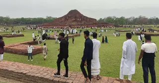 নওগাঁয় বিনোদন কেন্দ্রে দর্শনার্থীদের উপচেপড়া ভিড়